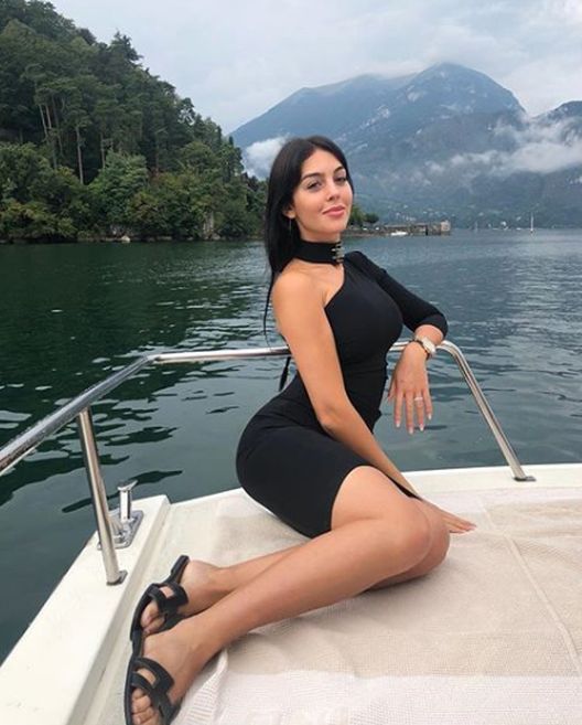 Dok čeka prvi gol, Ronaldo uživa sa Georginom