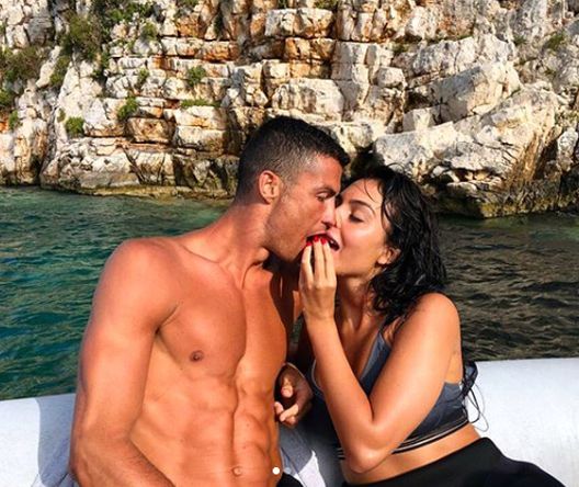 Dok čeka prvi gol, Ronaldo uživa sa Georginom