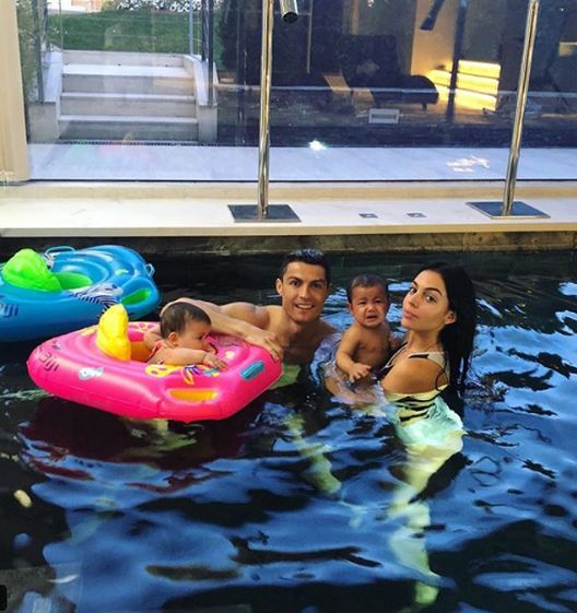 Dok čeka prvi gol, Ronaldo uživa sa Georginom