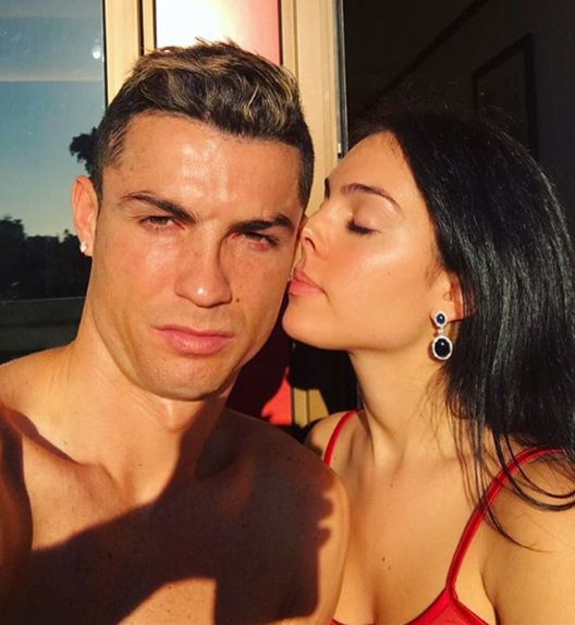 Dok čeka prvi gol, Ronaldo uživa sa Georginom