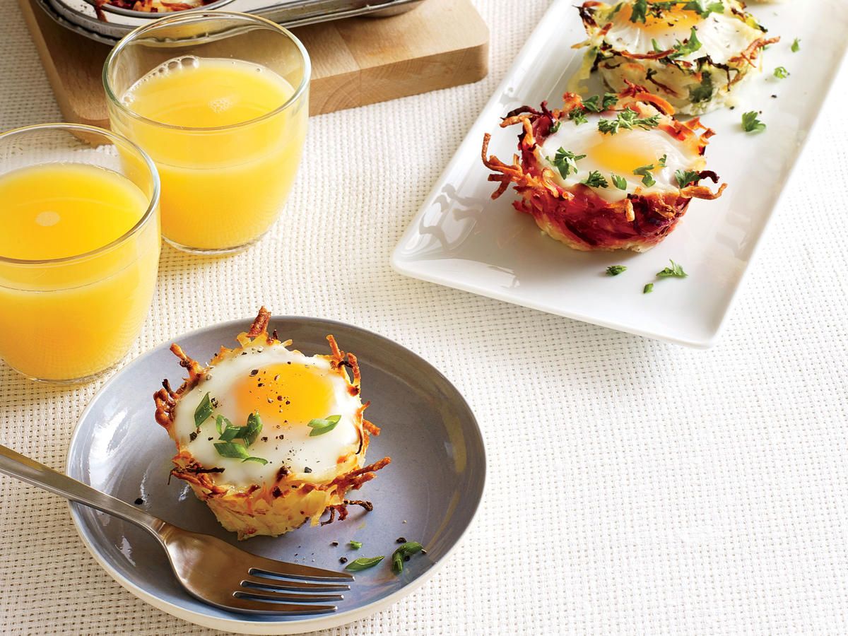 Soft-boiled egg queen breakfast. Оригинальный завтрак из яиц. Завтрак из яиц. Завтрак из яиц. Идея для завтрака быстро и вкусно.
