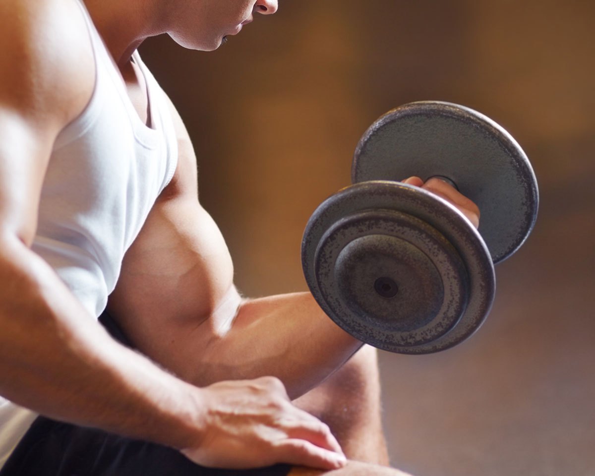 Kućni trening program: 8 vježbi sa samo dva ručna tega