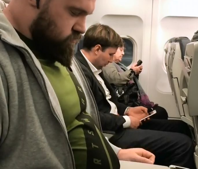Kada ogromni strongmani putuju avionom, let i nije baš tako ugodan Kada ogromni strongmani putuju avionom, let i nije baš tako ugodan