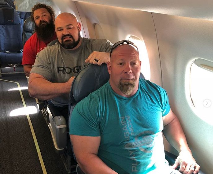 Kada ogromni strongmani putuju avionom, let i nije baš tako ugodan