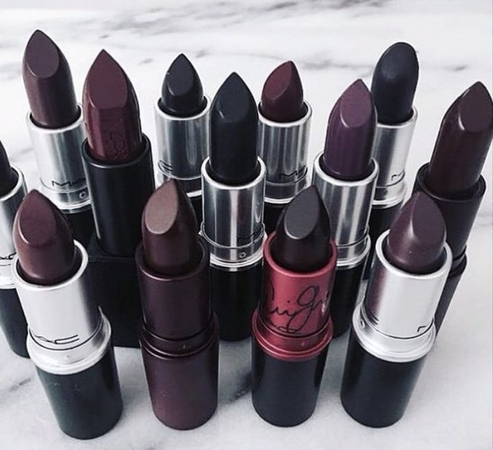 Kako izgledati izvanredno sa tamnim karminom