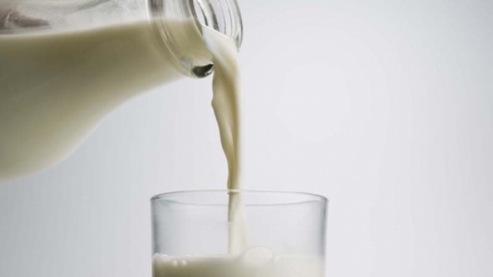 Zašto biste trebali piti čašu mlijeka prije spavanja?