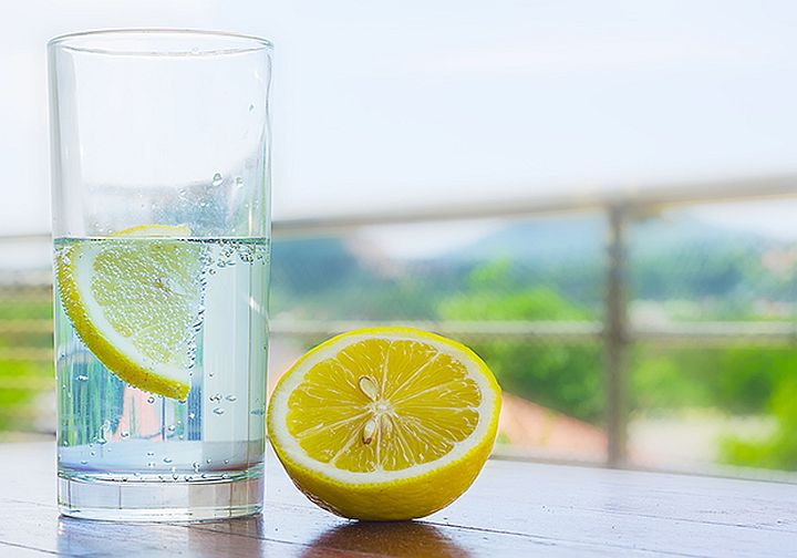 Zašto biste trebali piti vodu s limunom prije svakog obroka?