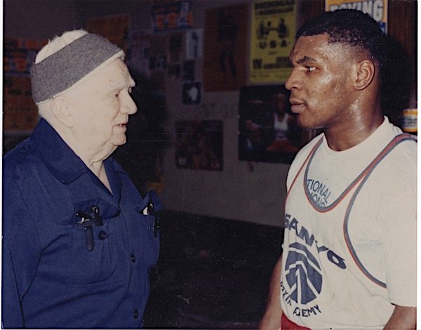 Uz pomoć koga je Mike Tyson postao jedan od najvećih boksera svih vremena?