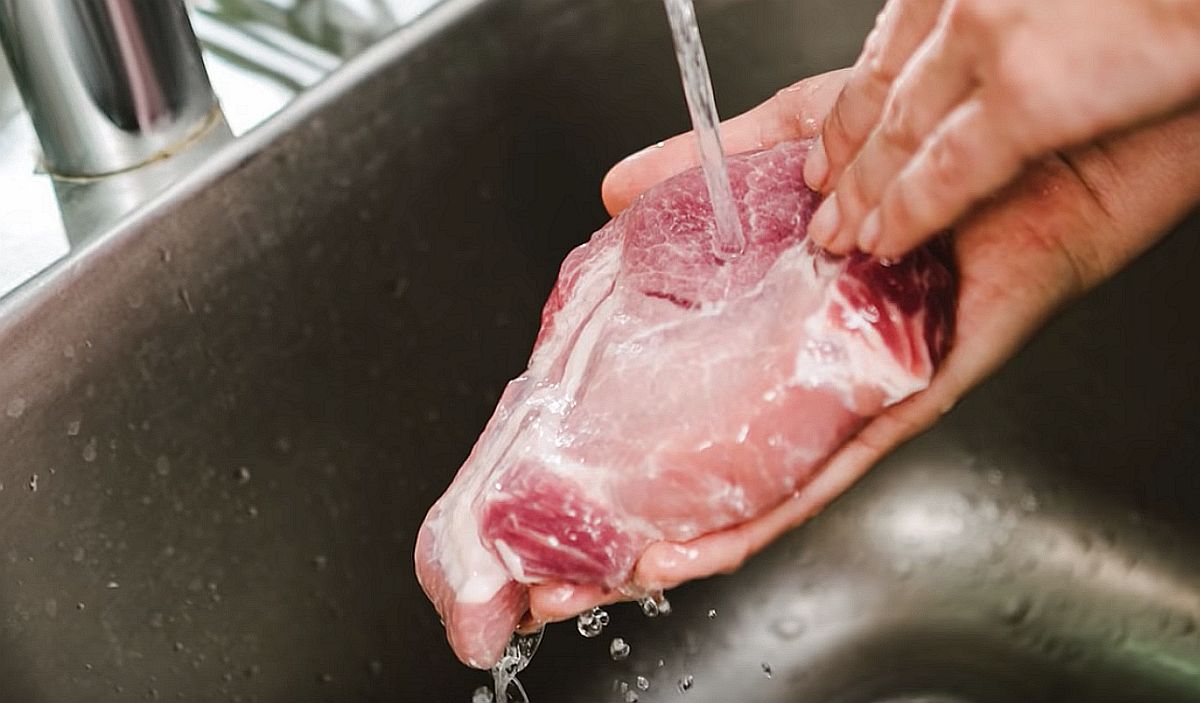 Namirnice koje nipošto ne bi trebali prati prije kuhanja Namirnice koje nipošto ne bi trebali prati prije kuhanja