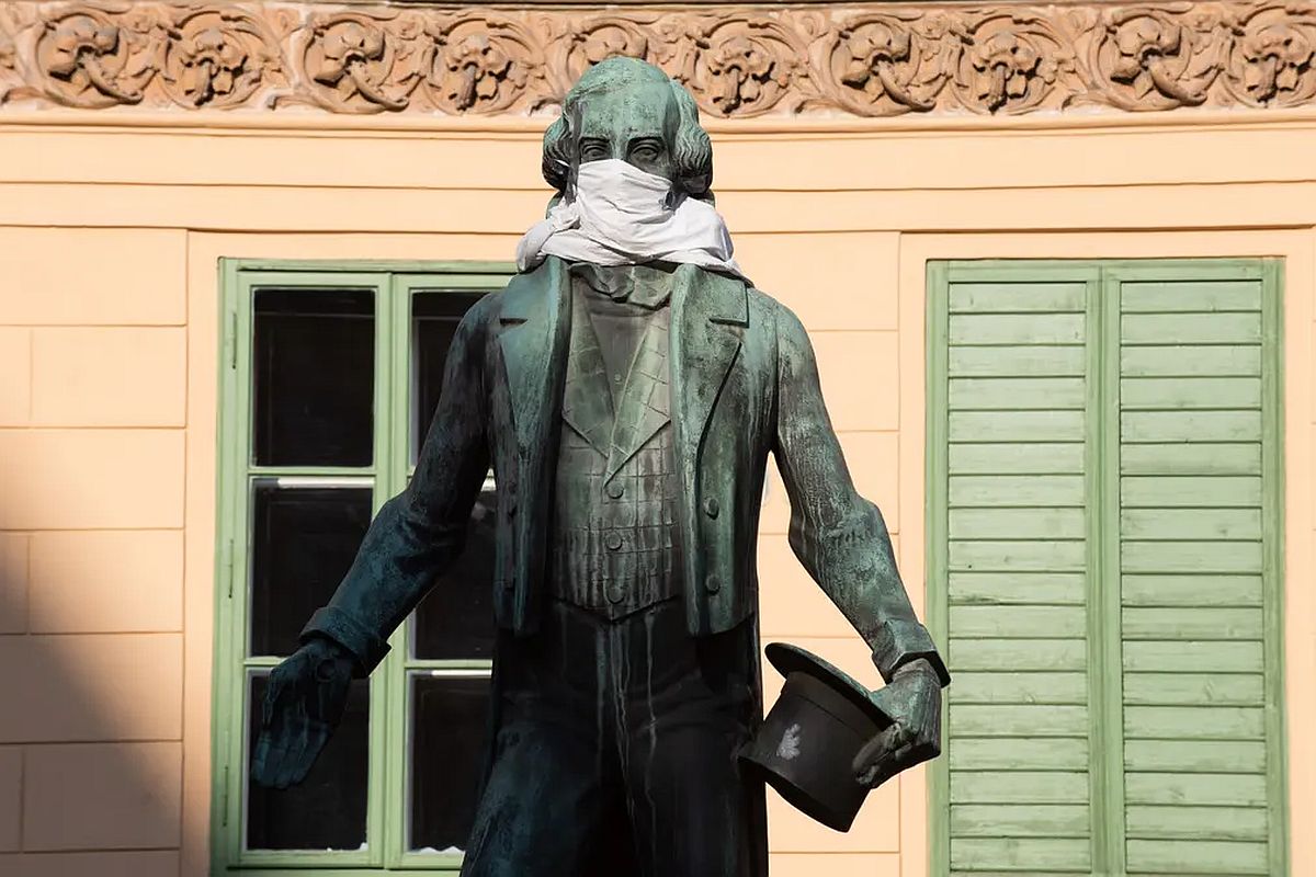 Evo kako su građani zaštitili statue širom svijeta od koronavirusa