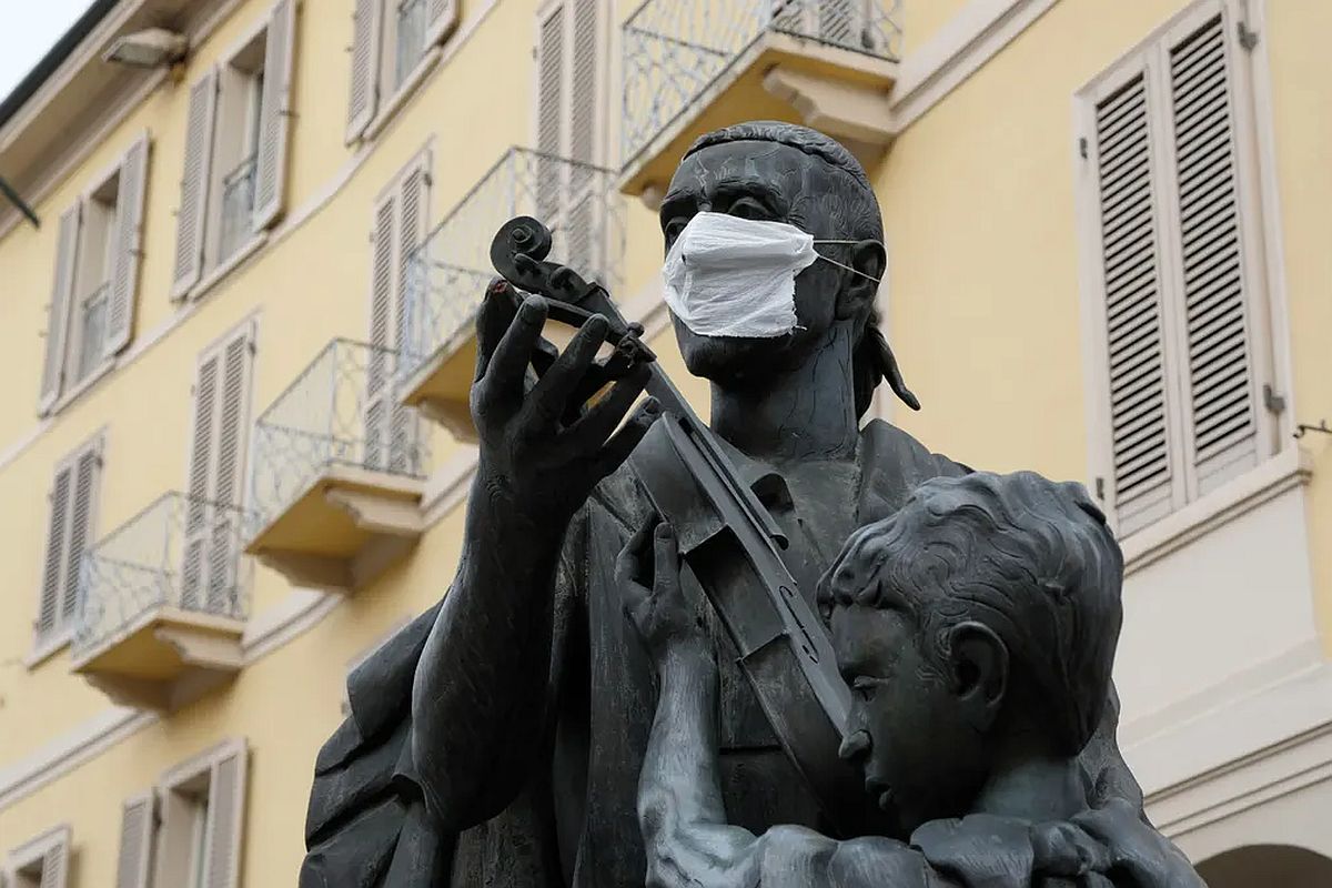 Evo kako su građani zaštitili statue širom svijeta od koronavirusa