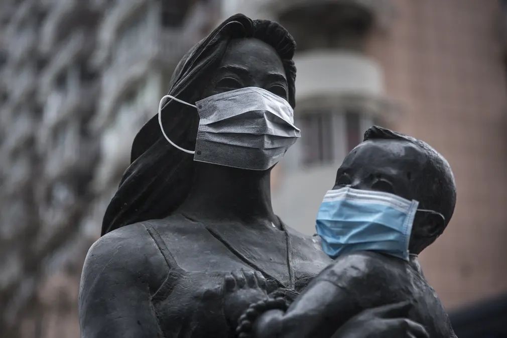 Evo kako su građani zaštitili statue širom svijeta od koronavirusa