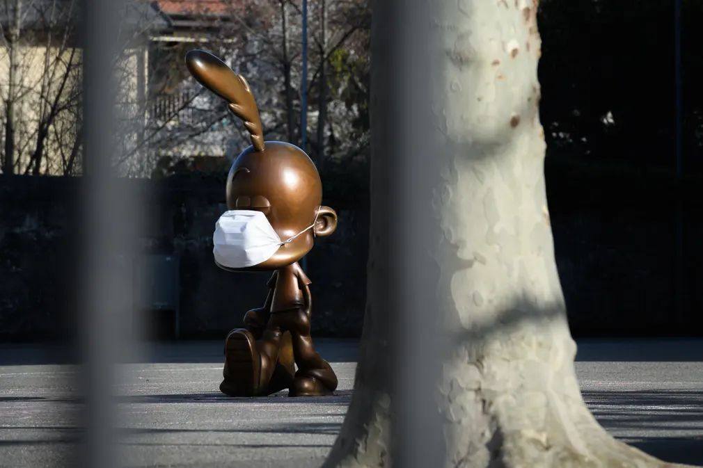 Evo kako su građani zaštitili statue širom svijeta od koronavirusa