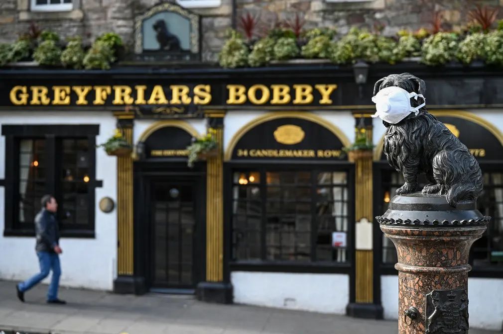 Evo kako su građani zaštitili statue širom svijeta od koronavirusa