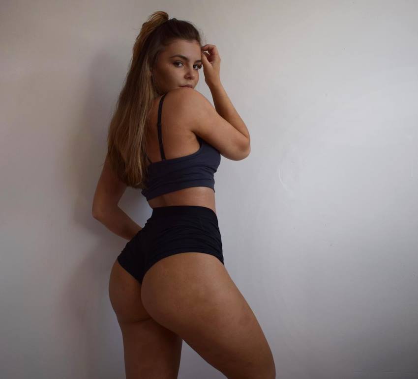 Ona dominira društvenim mrežama noseći samo bikini: Kate Taylor uživa u intenzivnim treninzima