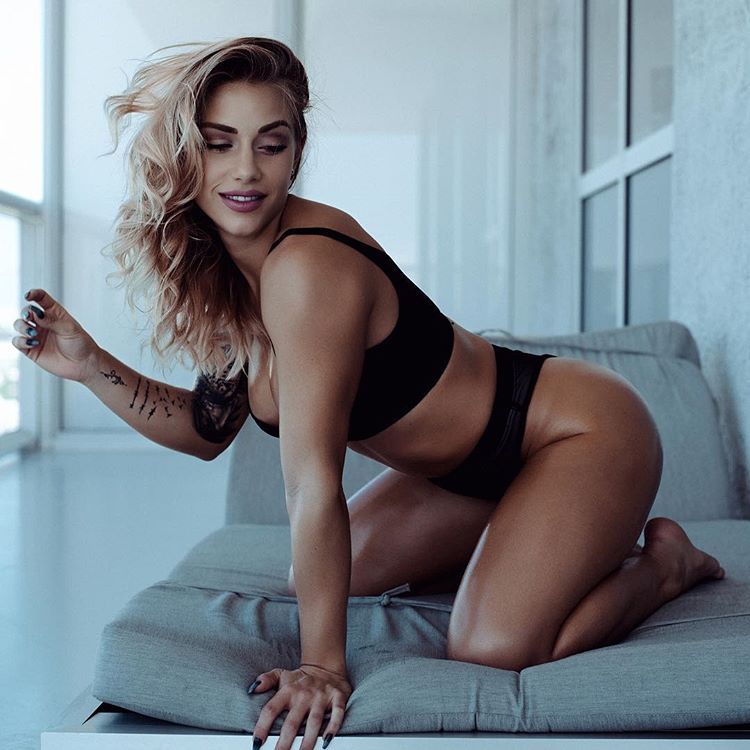 Seksipilnu plavušu obožavaju na Instagramu, a mnogima je ona uzor u vježbanju Seksipilnu plavušu obožavaju na Instagramu, a mnogima je ona uzor u vježbanju