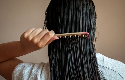 Zašto nikada ne treba spavati s mokrom kosom