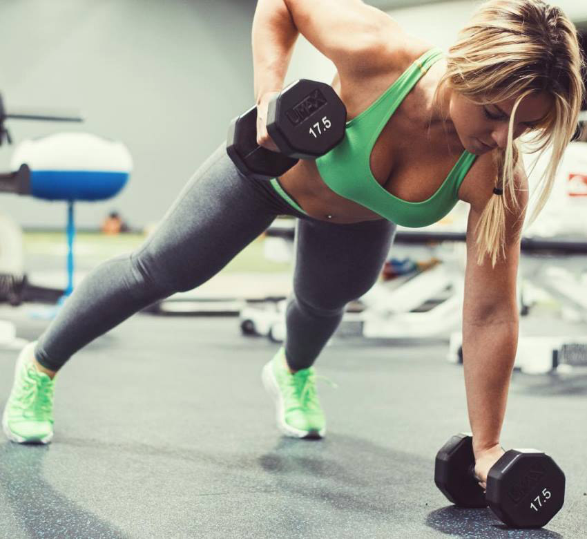 Zgodna Tara rado objavljuje slike svoje figure u bikiniju kako bi vas inspirisala da vježbate