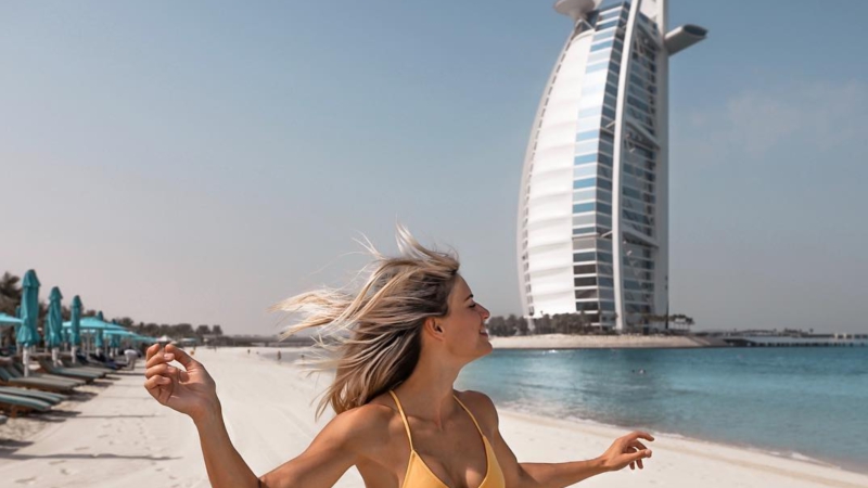 Seksipilna policajka ponovo na dužnosti nakon što su joj zabranili da postavlja vrele fotke