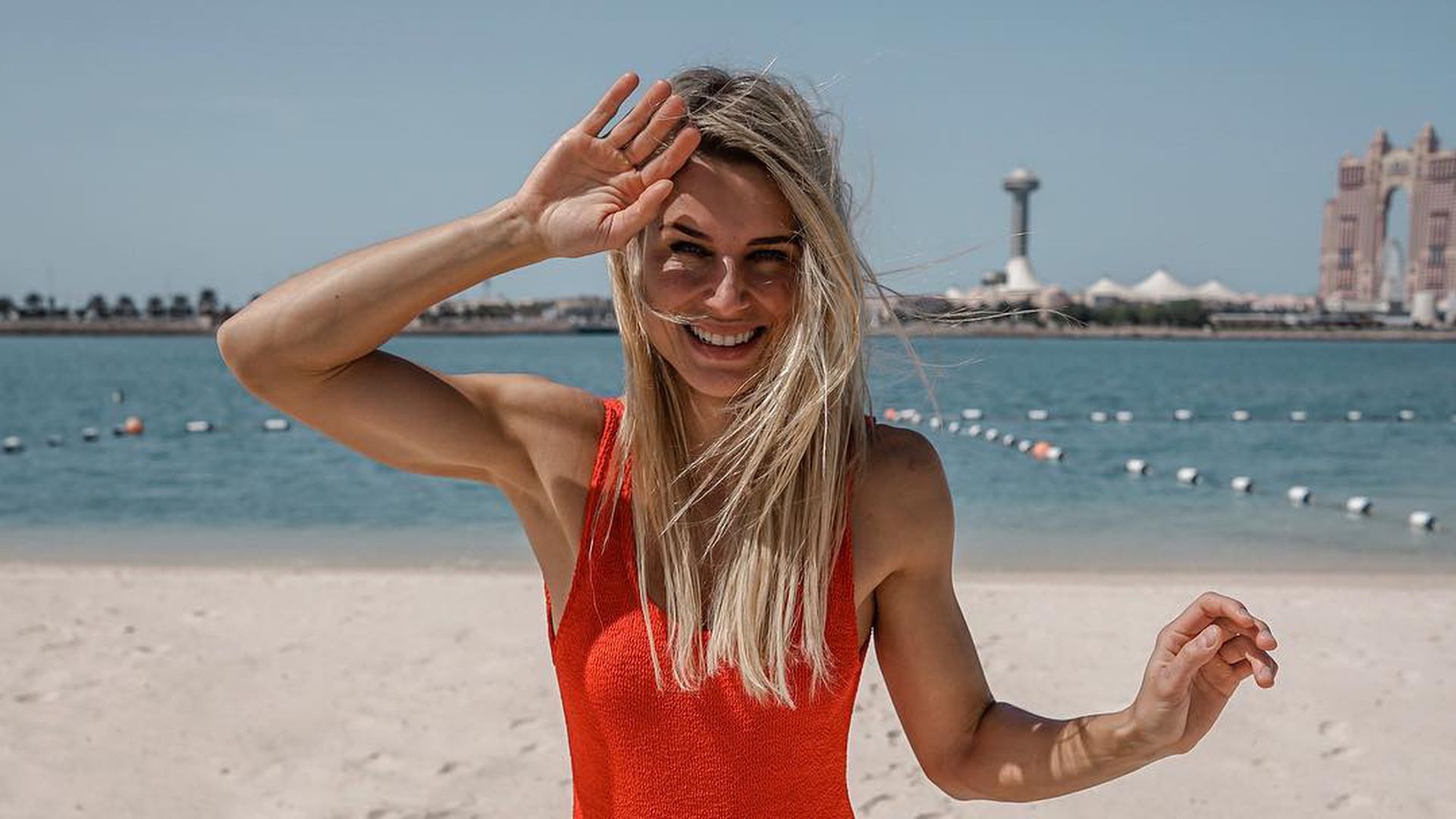 Seksipilna policajka ponovo na dužnosti nakon što su joj zabranili da postavlja vrele fotke