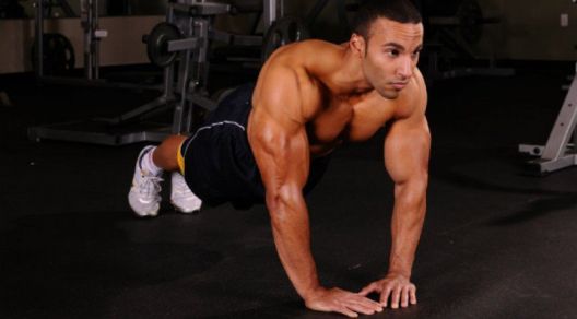 Razvijte snažna prsa kod kuće sa 6 vrsta sklekova