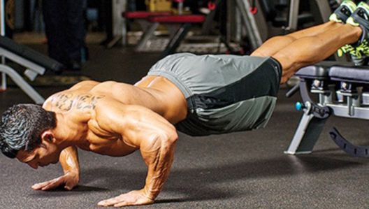 Razvijte snažna prsa kod kuće sa 6 vrsta sklekova